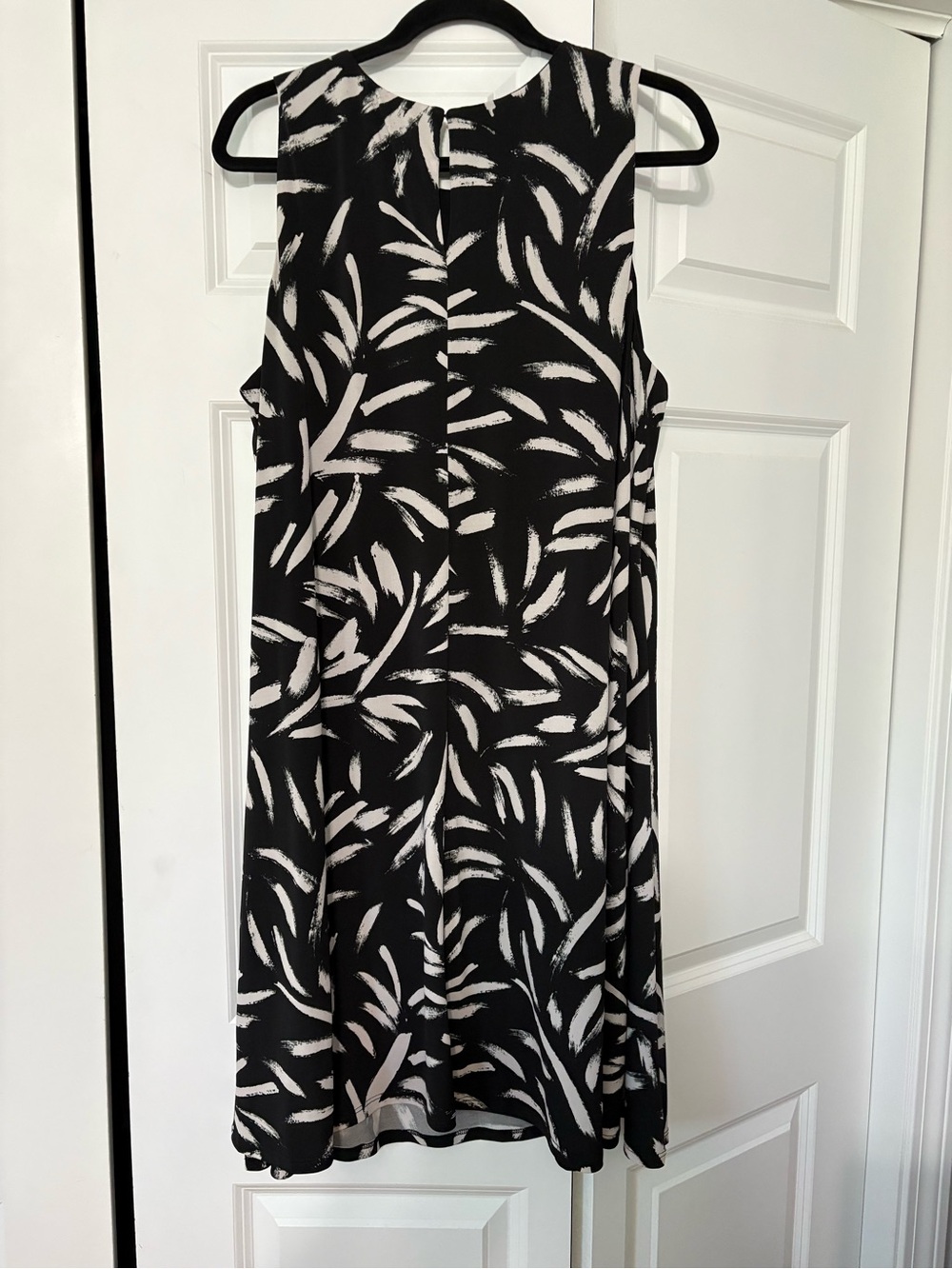 Kasper Black & White Sleeveless Midi A-Line Dress with Leaf Print - Picture 2 of 2